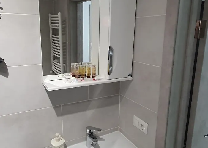 Hotelroom 27 *