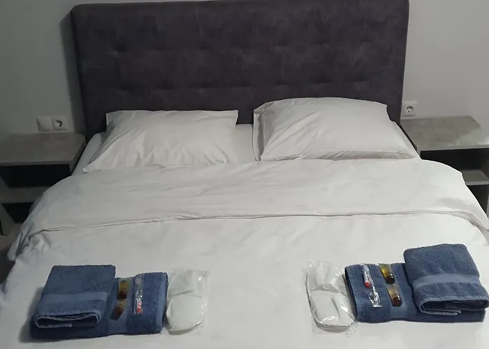 Hotelroom 27 *